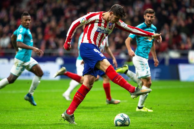 梅西社交媒体晒图 球场边悠闲喝茶发型梦回2018